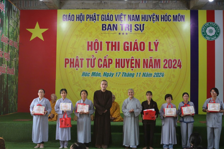 Tăng quà khích lệ tinh thần học giáo lý của Phật tử Tăng quà khích lệ tinh thần học giáo lý của Phật tử