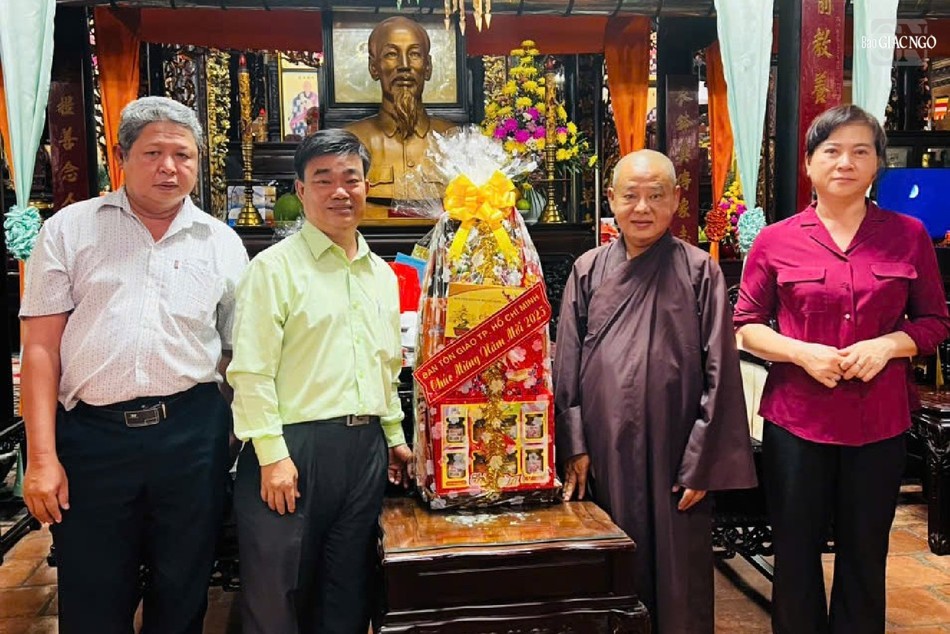 Thượng tọa Thích Từ Trí, Phó Thường trực Ban Trị sự GHPGVN Q.Tân Bình tiếp đoàn Ban Tôn giáo TP.HCM tại tổ đình Giác Lâm