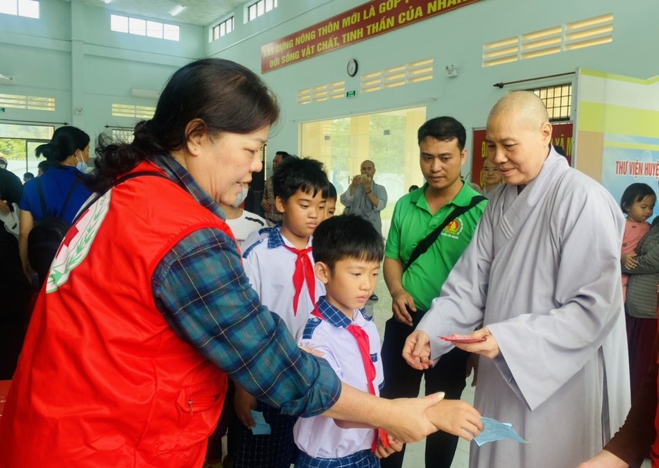 Ni trưởng Thích nữ Như Trí tận tay trao quà đến các em học sinh Ni trưởng Thích nữ Như Trí tận tay trao quà đến các em học sinh