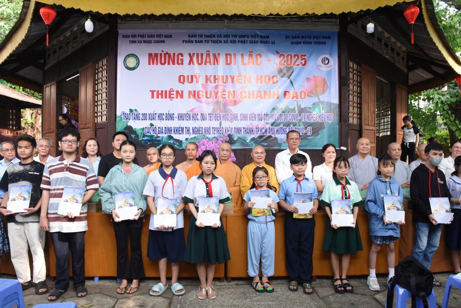 Trao tặng các phần quà đến các em học sinh Trao tặng các phần quà đến các em học sinh