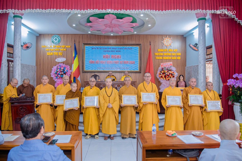 Thượng tọa Thích Quang Thạnh tặng Bằng công đức đến các tập thể và cá nhân