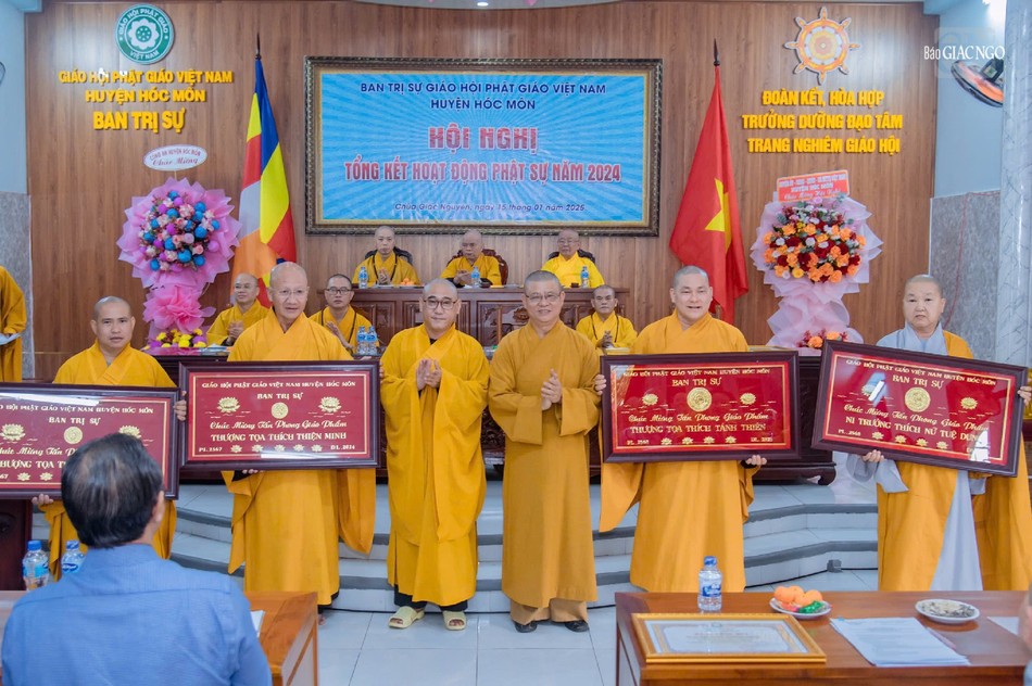 Ban Trị sự GHPGVN H.Hóc Môn tặng khánh vàng chúc mừng chư tôn đức được tấn phong giáo phẩm