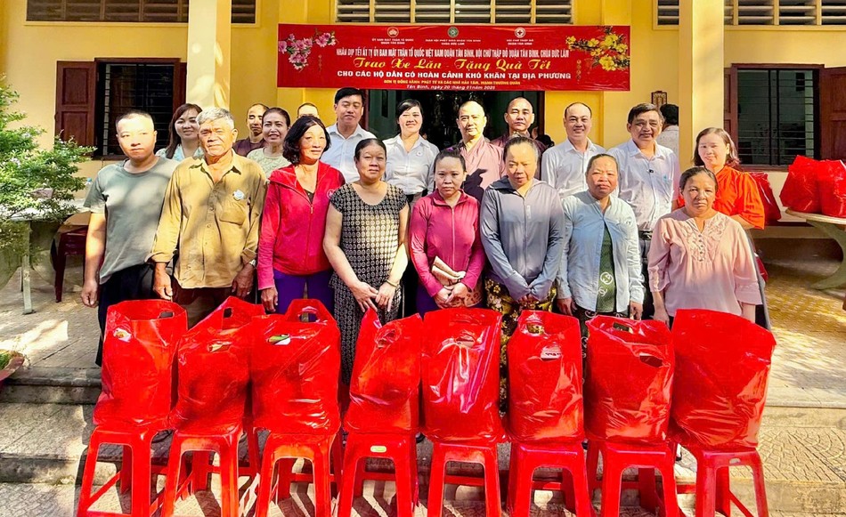 Buổi trao quà tại chùa Đức Lâm (Q.Tân Bình) Buổi trao quà tại chùa Đức Lâm (Q.Tân Bình)