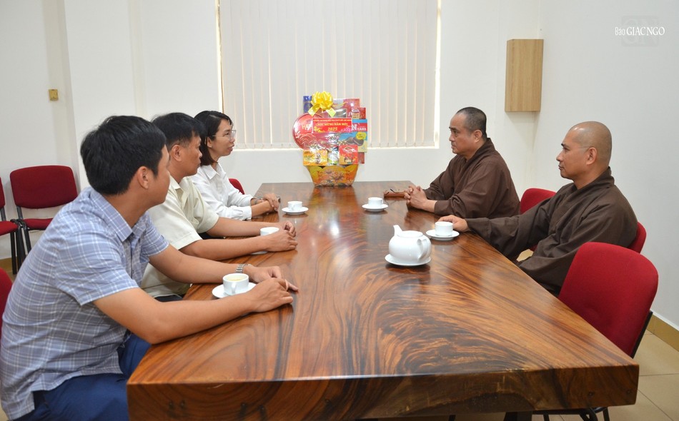 Thượng tọa Thích Tâm Hải và Thượng tá Phạm Thị Yến Bình chia sẻ các thông tin về lĩnh vực báo chí Thượng tọa Thích Tâm Hải và Thượng tá Phạm Thị Yến Bình chia sẻ các thông tin về lĩnh vực báo chí