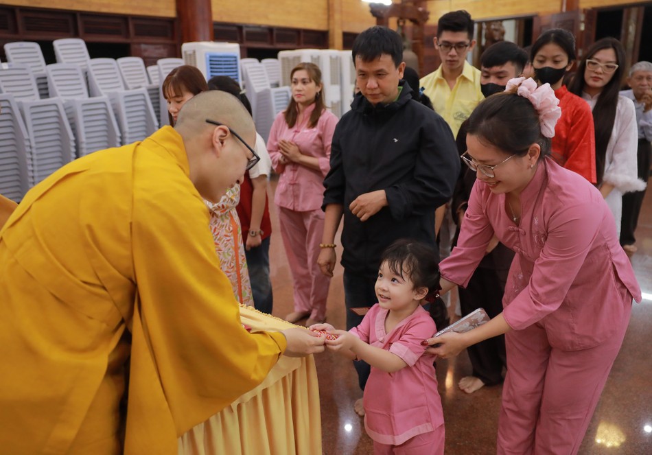 Niềm vui của bé khi được nhận lộc xuân Niềm vui của bé khi được nhận lộc xuân