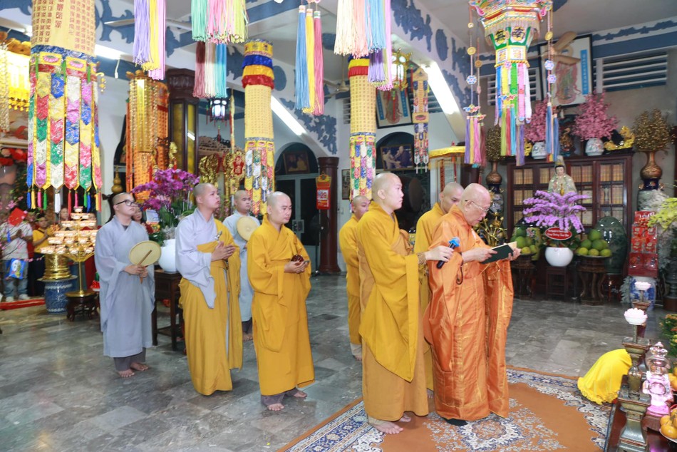 Cử hành nghi thức đón giao thừa Cử hành nghi thức đón giao thừa