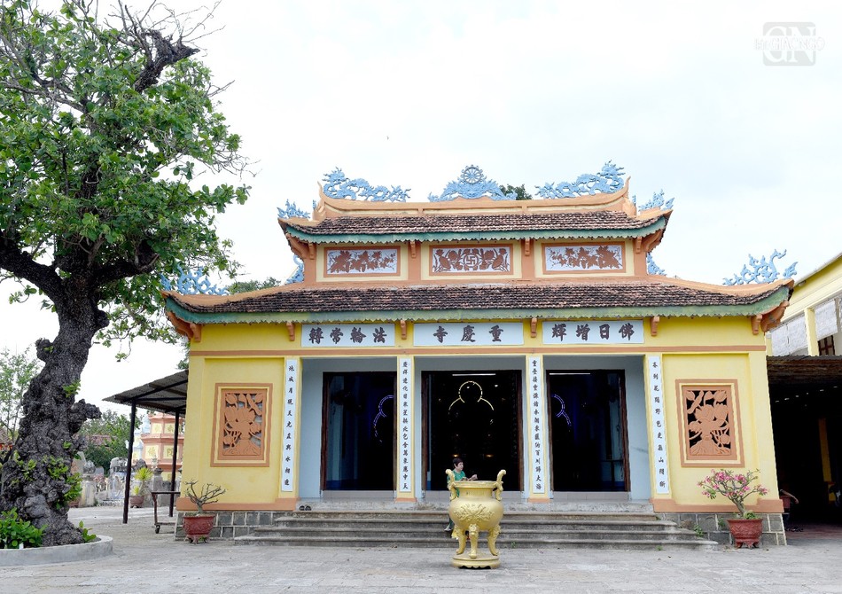 Theo lịch sử, đầu thế kỷ XIX, Tổ Huệ Khánh từ Phú Yên vào Ninh Thuận truyền đạo, dựng một am nhỏ bên cạnh miếu Khánh Sơn để tu hành đặt tên là Long Khánh tự (còn gọi là chùa Làng) vào năm 1855