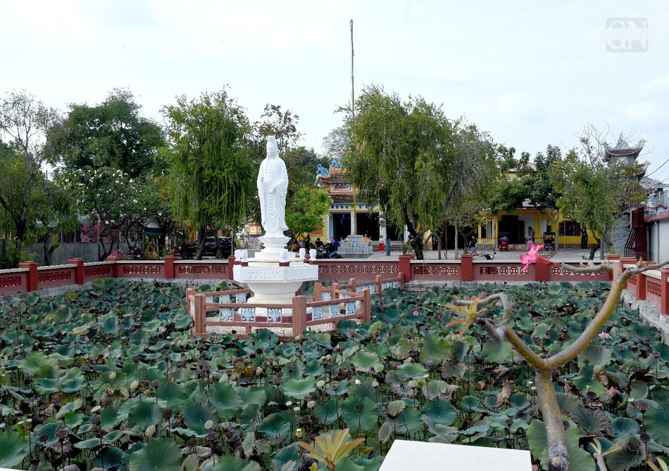 Tôn tượng Quán Âm đứng giữa hồ sen trước khuôn viên chùa, được an vị từ năm 1972, đến nay, vẫn còn giữ nguyên, chưa trải qua tu sửa đã chứng kiến bao thăng trầm lịch sử