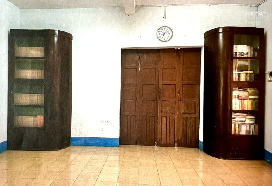 Trong thời kỳ kháng chiến, vào ban đêm, chùa là nơi các chiến sĩ cách mạng liên lạc, ẩn náu, điểm tiếp nhận và tiếp tế lương thực. Trong ảnh là hai tủ kinh để các chiến sĩ ẩn nấp và để mật thư