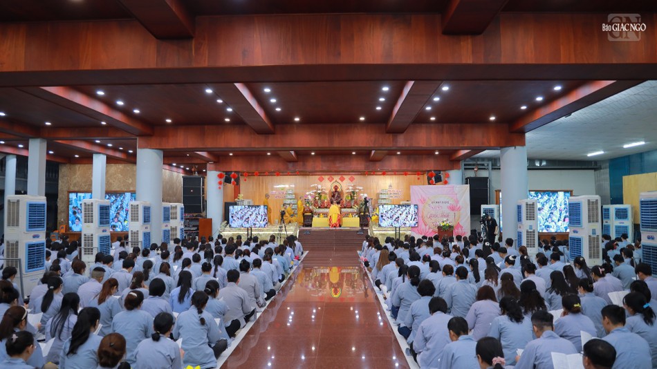 Đại chúng đồng tụng kinh Dược Sư