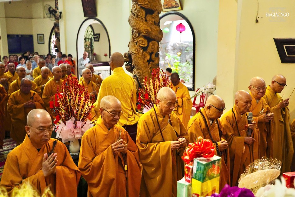 Chư tôn giáo phẩm dâng hương tưởng niệm Giác linh Hòa thượng Thích Thông Bửu Chư tôn giáo phẩm dâng hương tưởng niệm Giác linh Hòa thượng Thích Thông Bửu