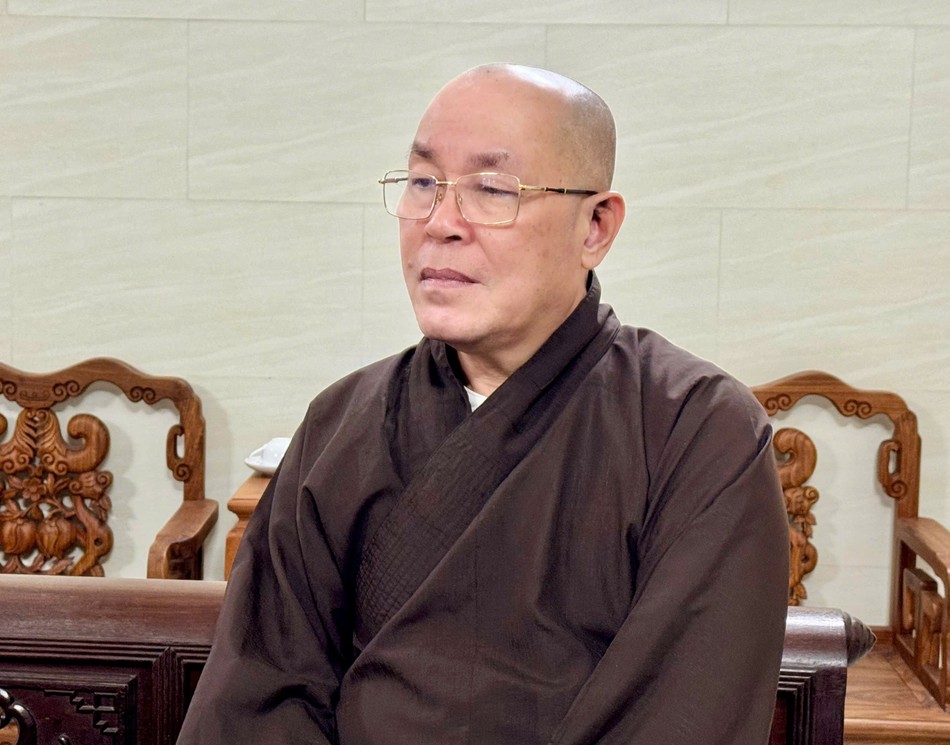 Thượng tọa Thích Đạt Đức chủ trì buổi họp