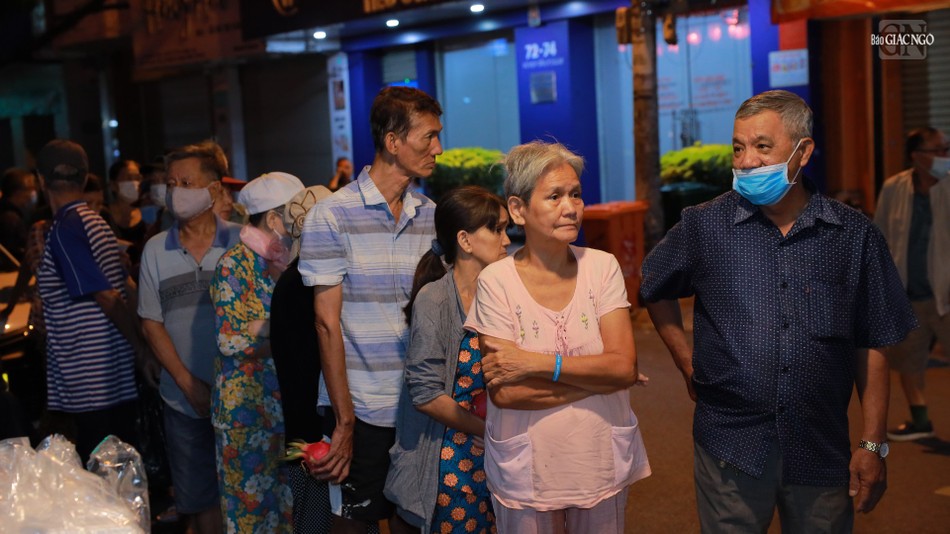 5 giờ sáng vào các ngày 9, 19 và 29 ÂL, người dân khó khăn đều đến chùa Thiền Tịnh để nhận bữa ăn sáng