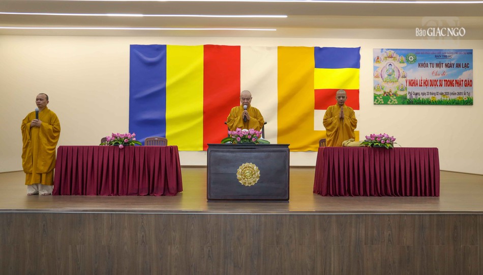 Chư tôn đức niệm Phật cầu gia hộ