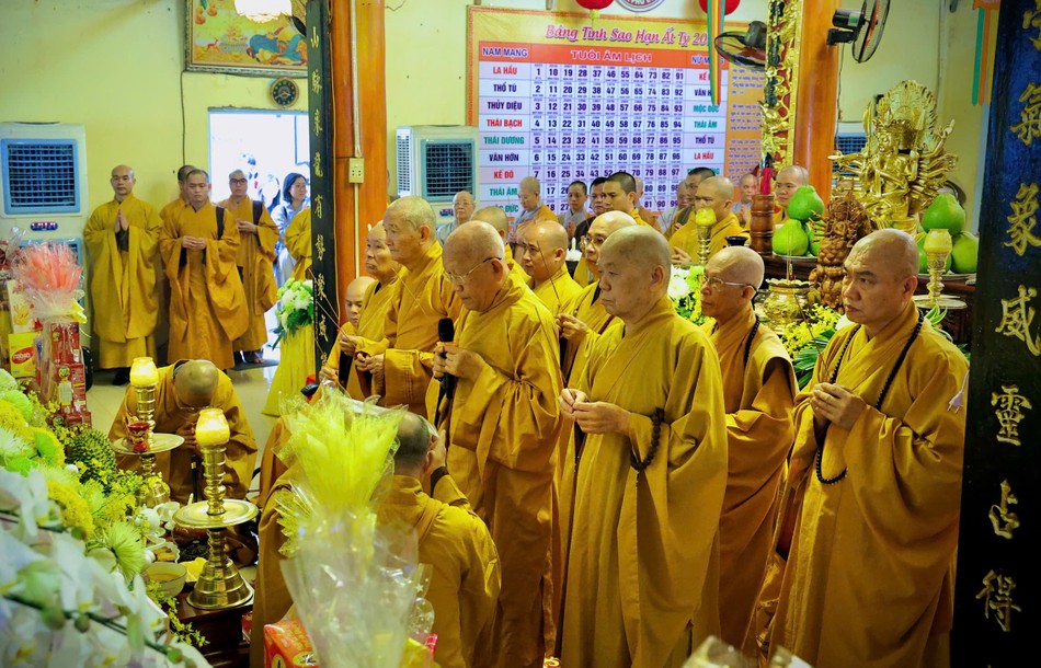 Chư tôn giáo phẩm dâng hương tưởng niệm