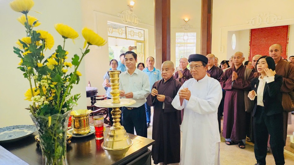 Chư vị chức sắc, chức việc các tôn giáo Q.Tân Bình dâng hương tưởng niệm