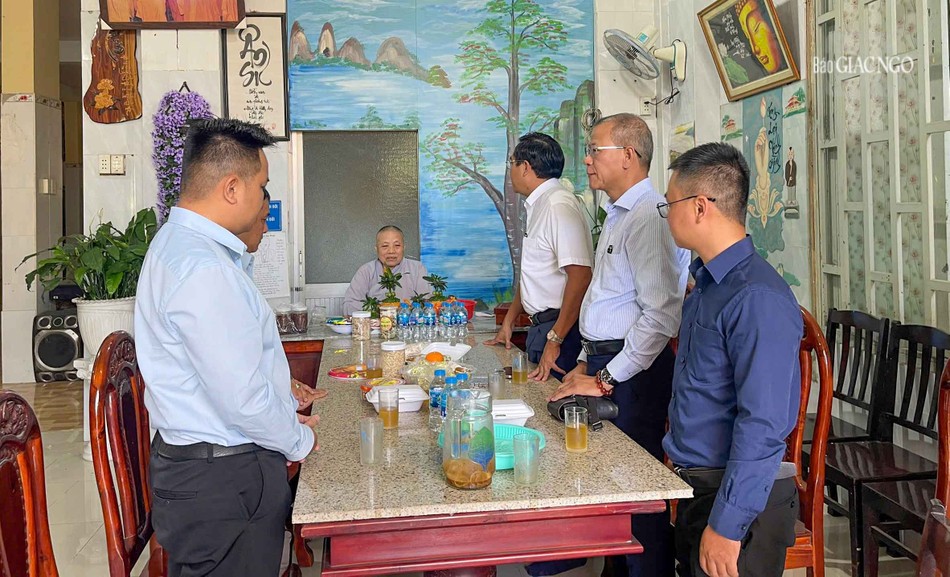 Ông Thạch Nghi Xuân chúc sức khỏe đến Ni sư Thích nữ Tâm Hải, trụ trì chùa Thái Bình Ông Thạch Nghi Xuân chúc sức khỏe đến Ni sư Thích nữ Tâm Hải, trụ trì chùa Thái Bình