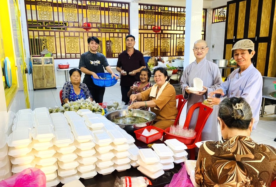 Ni sư Thích nữ Như Liễu cùng Phật tử chùa Từ Hạnh chuẩn bị những phần ăn gửi đến người nghèo khó Ni sư Thích nữ Như Liễu cùng Phật tử chùa Từ Hạnh chuẩn bị những phần ăn gửi đến người nghèo khó