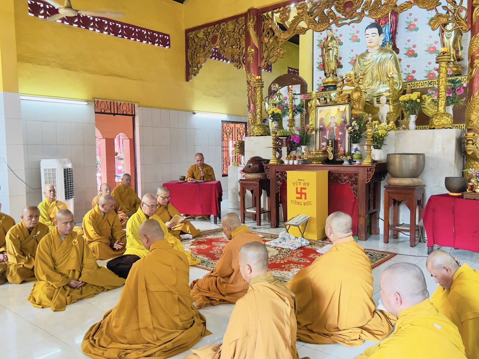 Đại đức Thích Huệ Thông trùng tuyên giới Tỳ-kheo và Bồ-tát giữa đại chúng