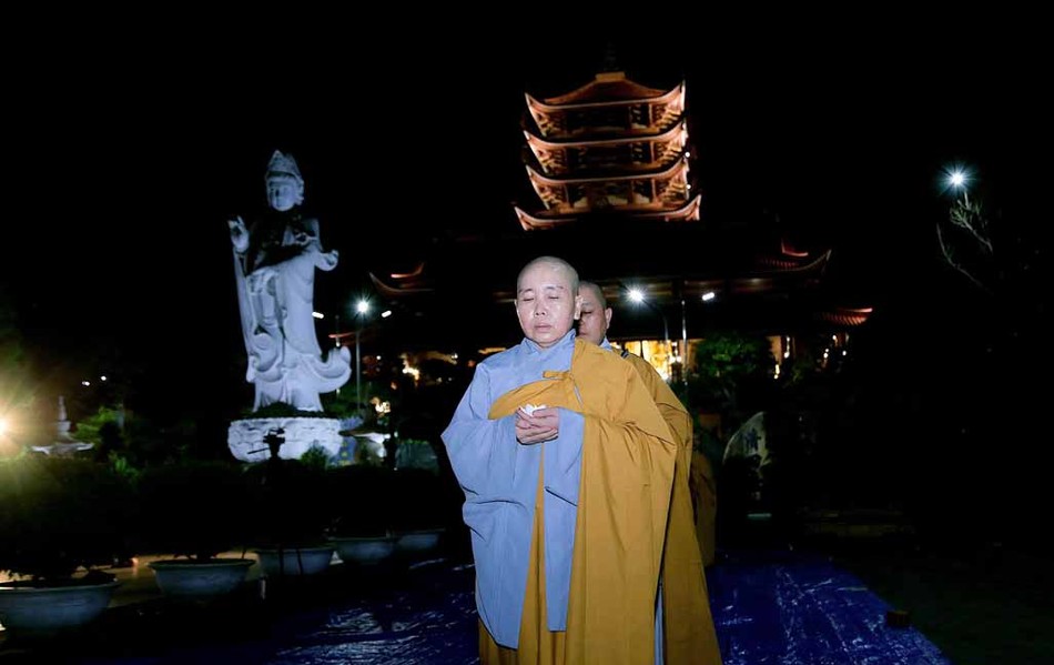 Thắp hoa đăng cầu nguyện Thắp hoa đăng cầu nguyện