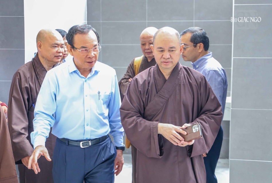 Chư tôn đức đón tiếp Bí thư Thành ủy TP.HCM Nguyễn Văn Nên cùng phái đoàn Chư tôn đức đón tiếp Bí thư Thành ủy TP.HCM Nguyễn Văn Nên cùng phái đoàn