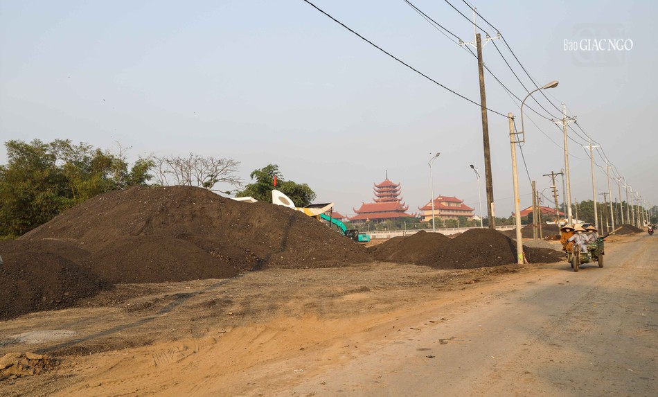 10 tuyến đường trải dài 3 xã: Lê Minh Xuân, Tân Nhật, Tân Kiêng… xung quanh Học viện được tu bổ