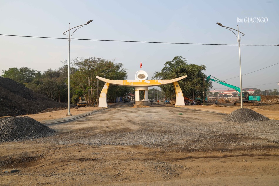 Tại công viên Láng Le, huyện đã san lấp 1,6 hecta đất để tổ chức Tuần lễ Văn hóa Phật giáo chào mừng Đại lễ