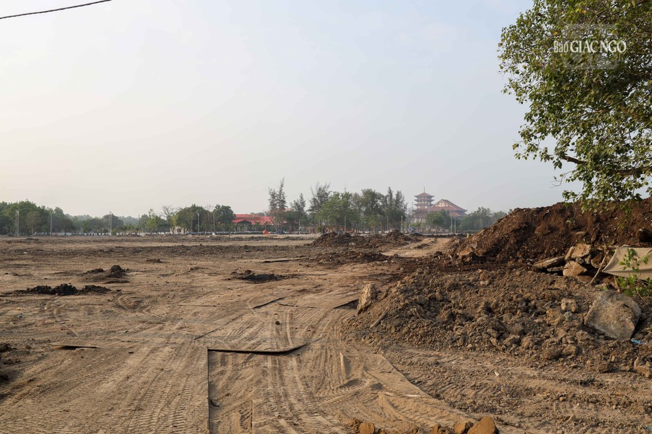 Có một số tuyến đường nhỏ, nhưng với cấu trúc đường bàn cờ nên có sự liên thông với nhau, bảo đảm không bị ùn tắc