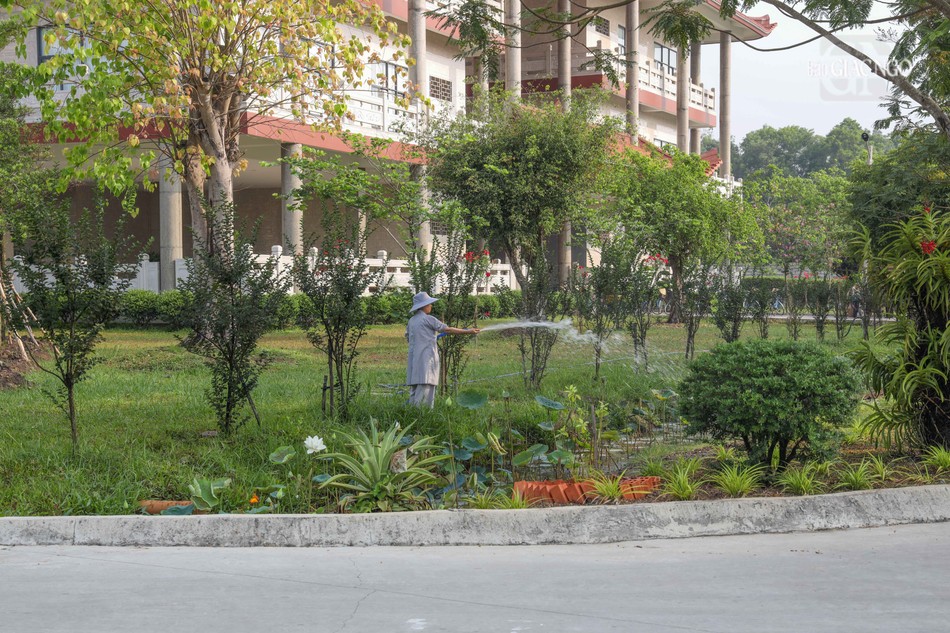 Chư Ni đang tưới cây