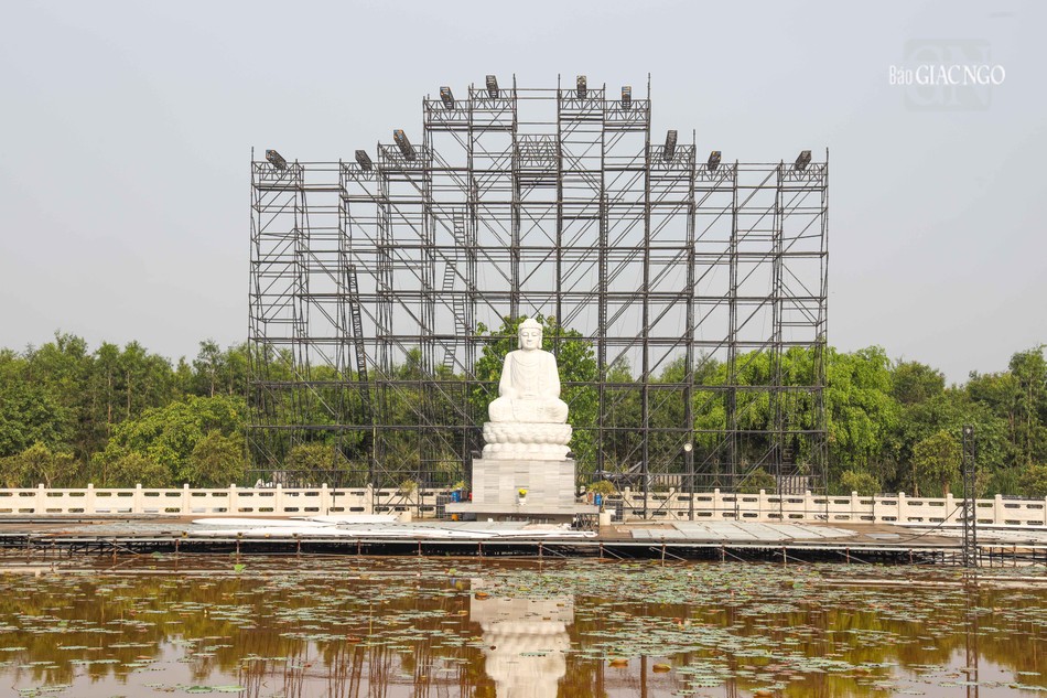 Địa điểm dự kiến sẽ chụp bức ảnh chung khoảng 5.000 người, gồm đại biểu quốc tế với lãnh đạo Đảng, Nhà nước Việt Nam, lãnh đạo GHPGVN