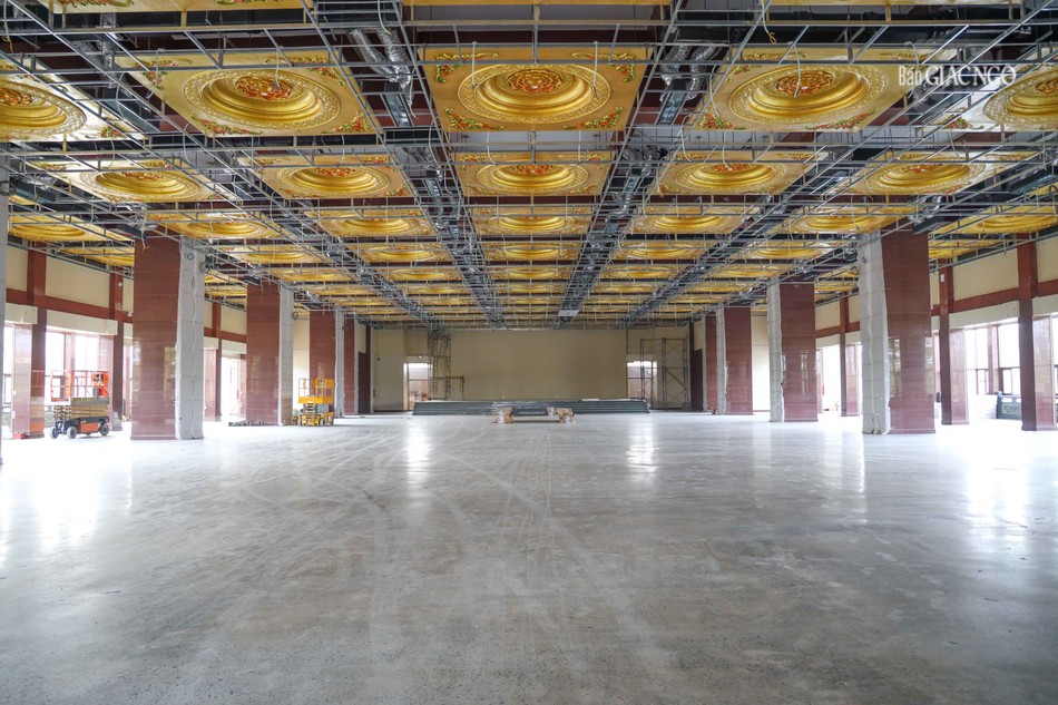 Hội trường chính với sức chứa khoảng 2.500 đại biểu chuẩn bị gắn ghế ngồi