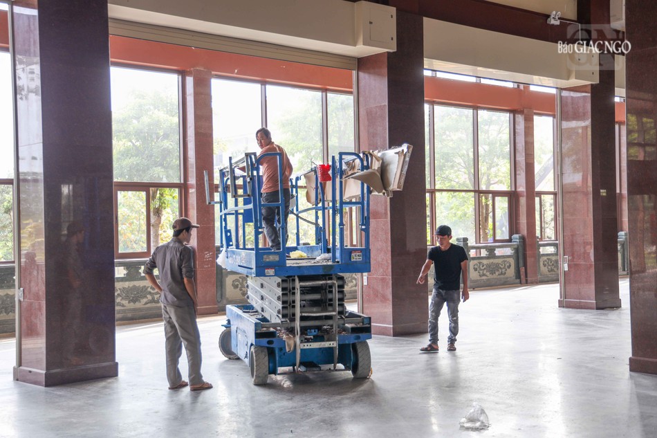 Các công nhân đang ráo riết thi công để kịp tiến độ