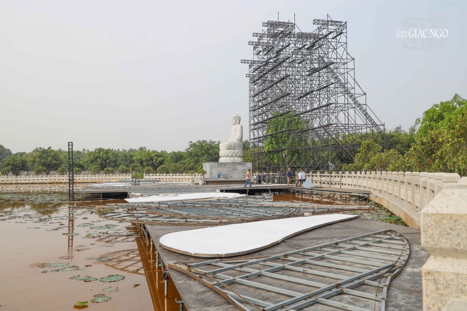 Lắp đặt hệ thống phao nổi, dàn giáo dưới hồ sen