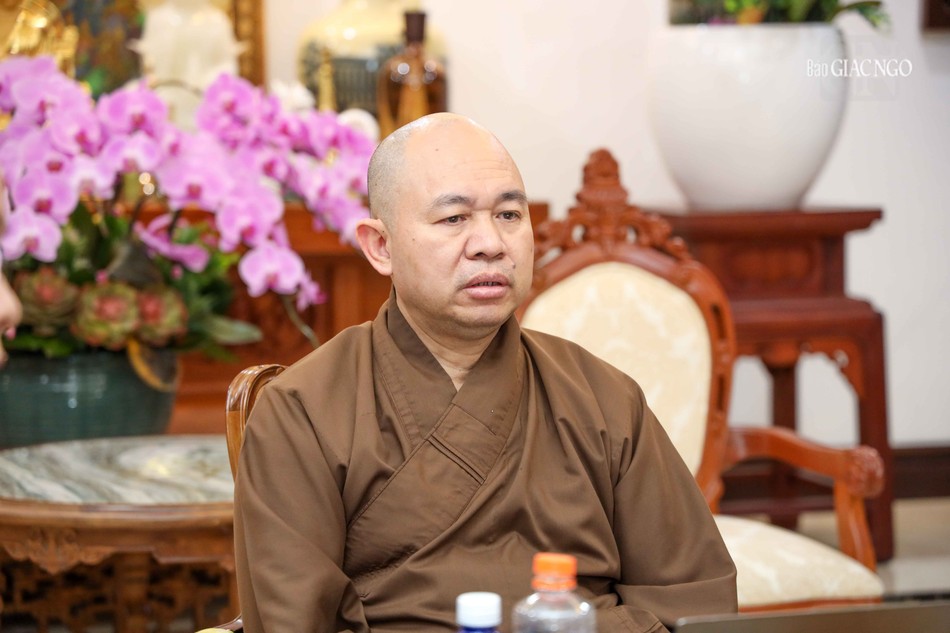Thượng tọa Thích Đức Thiện chủ trì phiên họp Thượng tọa Thích Đức Thiện chủ trì phiên họp