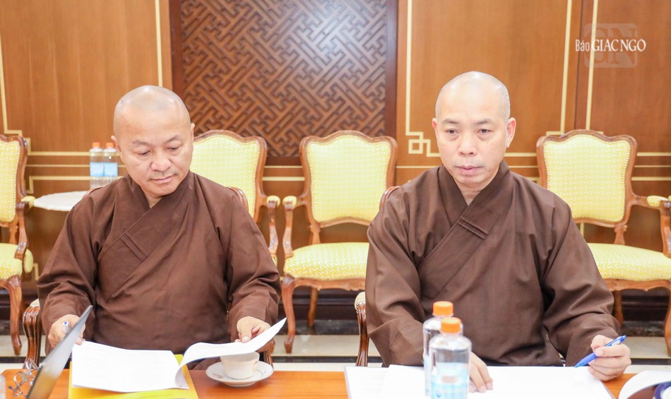 Thượng tọa Thích Quang Thạnh báo cáo kế hoạch tuyển chọn, điều phối tình nguyện viên Thượng tọa Thích Quang Thạnh báo cáo kế hoạch tuyển chọn, điều phối tình nguyện viên