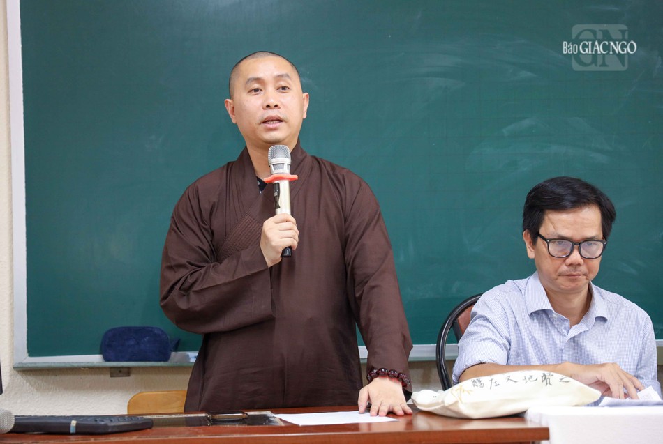Đại đức Thích Giác Thọ, Trưởng phòng Hành chánh Học viện thông báo nội quy lớp học Đại đức Thích Giác Thọ, Trưởng phòng Hành chánh Học viện thông báo nội quy lớp học