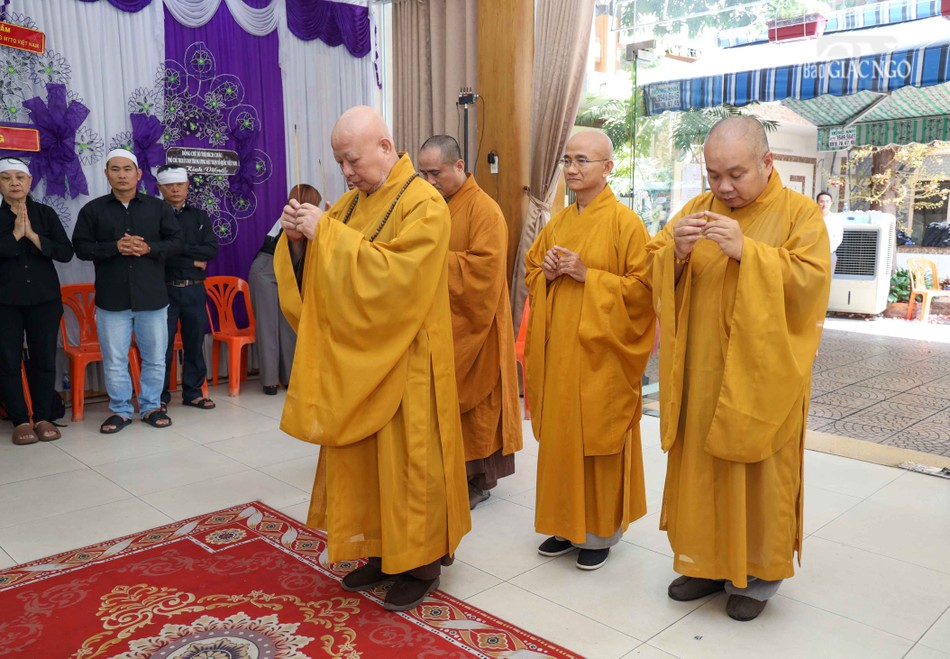 Chư tôn đức dâng hương tưởng niệm Chư tôn đức dâng hương tưởng niệm