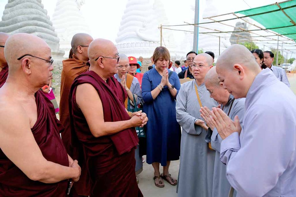 Ni trưởng Thích Từ Nhẫn thăm hỏi đến chư Tăng Ni tại Myanmar Ni trưởng Thích Từ Nhẫn thăm hỏi đến chư Tăng Ni tại Myanmar