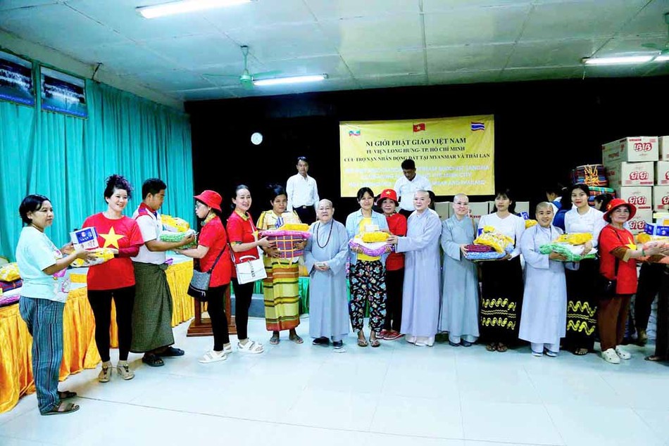 1.000 phần quà đến người dân Myanmar đã chịu ảnh hưởng nặng nề do động đất 1.000 phần quà đến người dân Myanmar đã chịu ảnh hưởng nặng nề do động đất