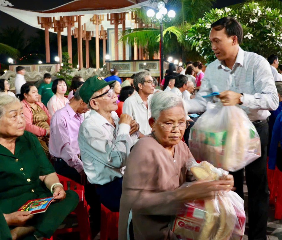 Tặng quà đến gia đình thương binh, liệt sĩ Tặng quà đến gia đình thương binh, liệt sĩ