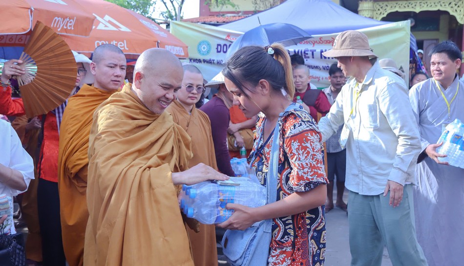 Thượng tọa Thích Giác Hoàng tặng quà đến người dân Myanmar Thượng tọa Thích Giác Hoàng tặng quà đến người dân Myanmar