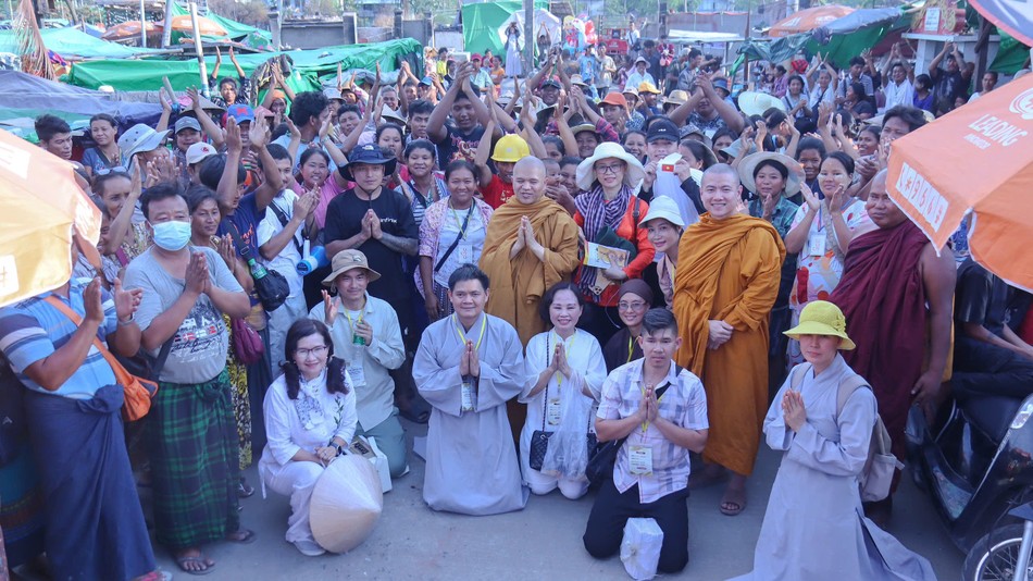 Niềm hạnh phúc của người dân Myanmar khi được chư Tăng Ni, Phật tử Việt Nam hỗ trợ Niềm hạnh phúc của người dân Myanmar khi được chư Tăng Ni, Phật tử Việt Nam hỗ trợ