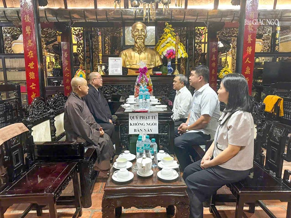 Thượng tọa Thích Đạt Đức tri ân phái đoàn Sở Dân tộc và Tôn giáo TP.HCM - Ảnh: Hạnh Đức