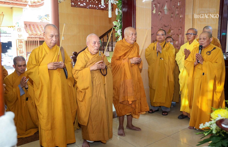 Chư tôn đức niêm hương cầu nguyện Chư tôn đức niêm hương cầu nguyện