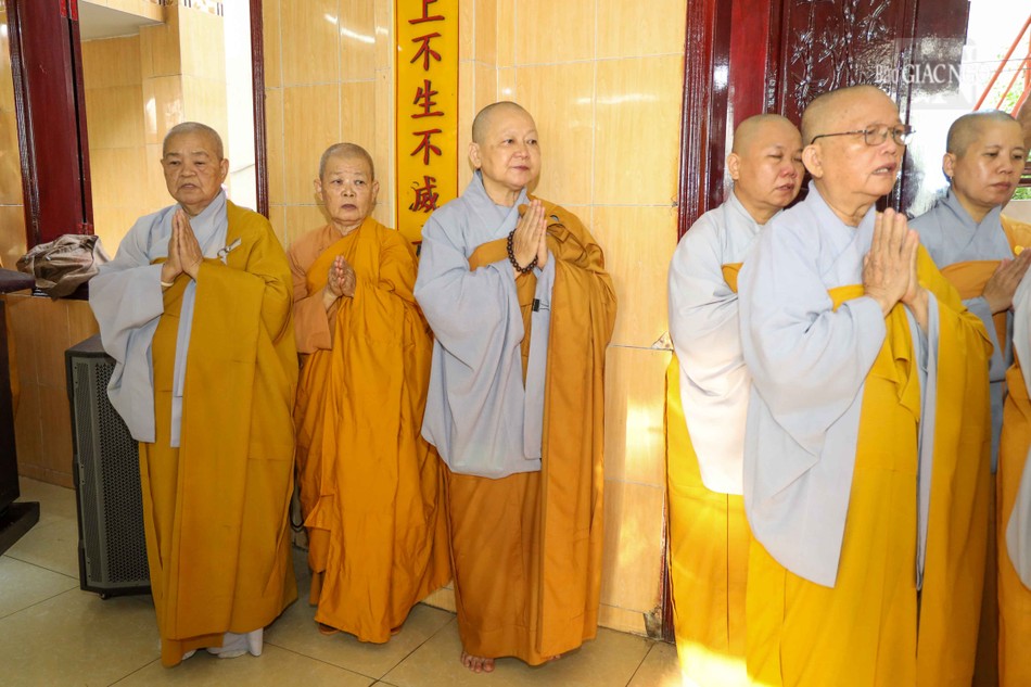 ... chư Ni nhất tâm hộ niệm ... chư Ni nhất tâm hộ niệm