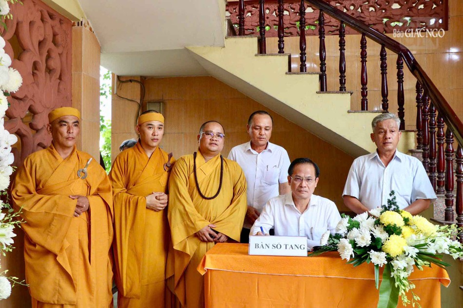 Ông Phạm Văn Lũy, Phó Bí thư Thường trực, Chủ tịch HĐND H.Bình Chánh ghi sổ tang phân ưu Ông Phạm Văn Lũy, Phó Bí thư Thường trực, Chủ tịch HĐND H.Bình Chánh ghi sổ tang phân ưu