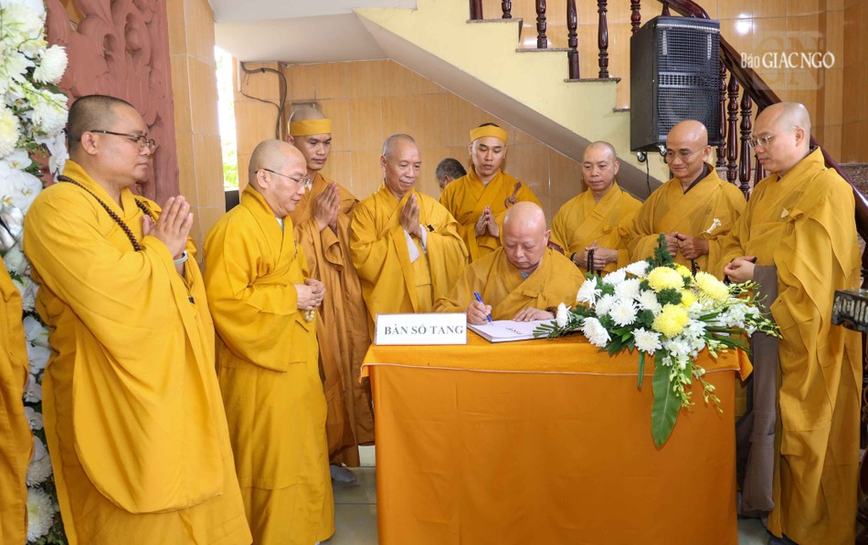 Hòa thượng Thích Lệ Trang ghi sổ tang phân ưu cùng môn đồ pháp quyến Hòa thượng Thích Lệ Trang ghi sổ tang phân ưu cùng môn đồ pháp quyến