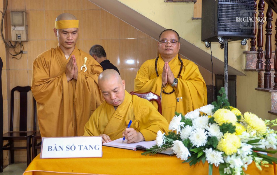 Thượng tọa Thích Quang Thạnh đại diện Học viện Phật giáo VN tại TP.HCM ghi sổ tang phân ưu Thượng tọa Thích Quang Thạnh đại diện Học viện Phật giáo VN tại TP.HCM ghi sổ tang phân ưu