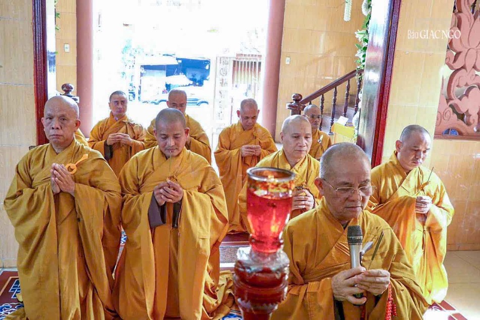 Hòa thượng Thích Minh Thiện, Trưởng ban Trị sự GHPGVN tỉnh Long An cùng các thành viên viếng tang - Ảnh: Tâm Nhơn Hòa thượng Thích Minh Thiện, Trưởng ban Trị sự GHPGVN tỉnh Long An cùng các thành viên viếng tang - Ảnh: Tâm Nhơn