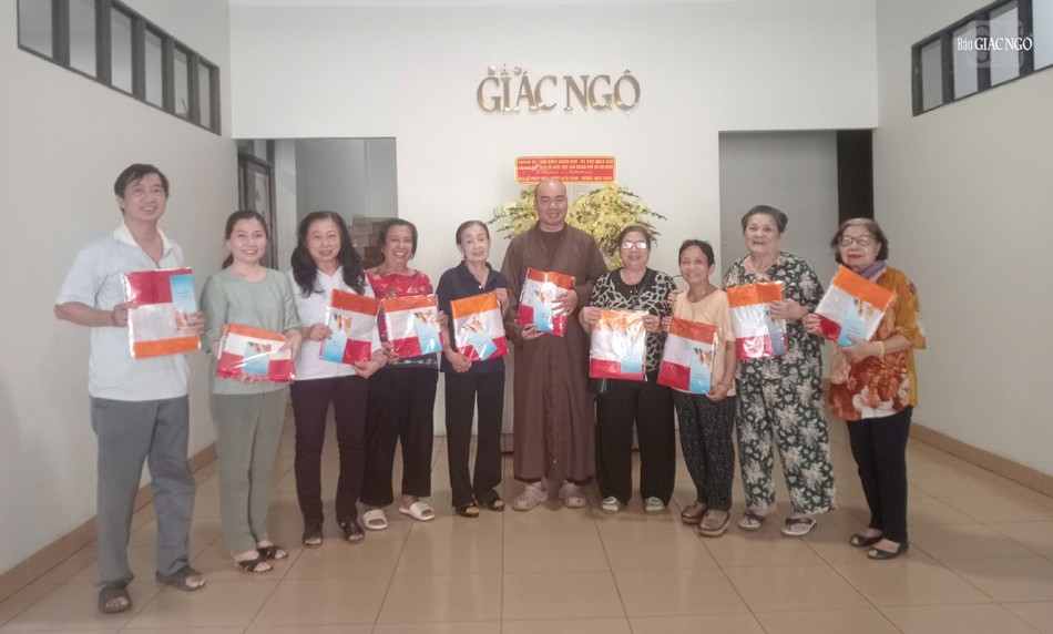 Đại đức Thích Quảng Hậu, Chủ nhiệm Câu lạc bộ Phóng viên - Cộng tác viên Báo Giác Ngộ trao cờ Phật giáo đến Phật tử, tại trụ sở tòa soạn Đại đức Thích Quảng Hậu, Chủ nhiệm Câu lạc bộ Phóng viên - Cộng tác viên Báo Giác Ngộ trao cờ Phật giáo đến Phật tử, tại trụ sở tòa soạn